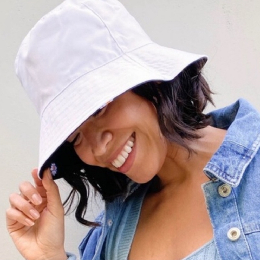 ⭐️40% Off⭐️ Alice + Olivia Daisy Reversible Bucket Hat - Picture 5 of 9